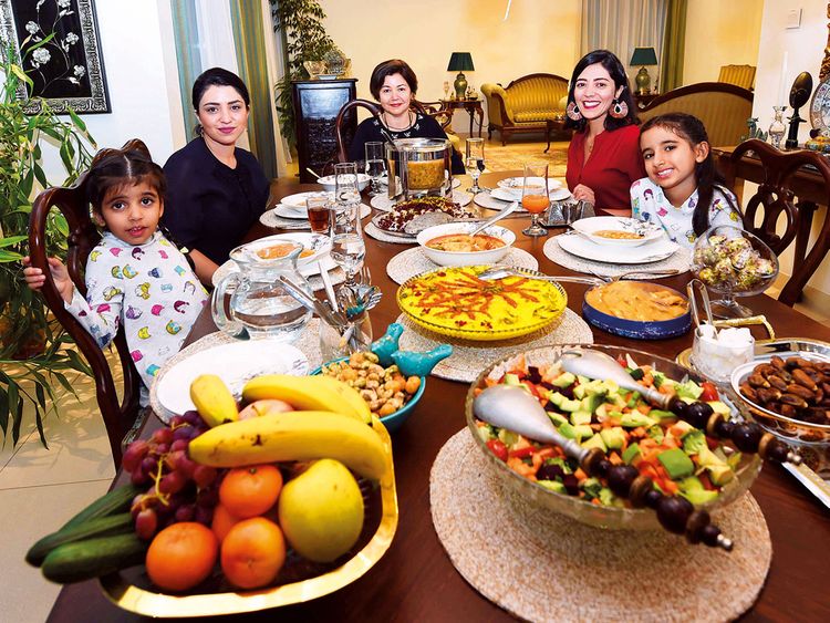 Leila Masinaei With family in Iftar table